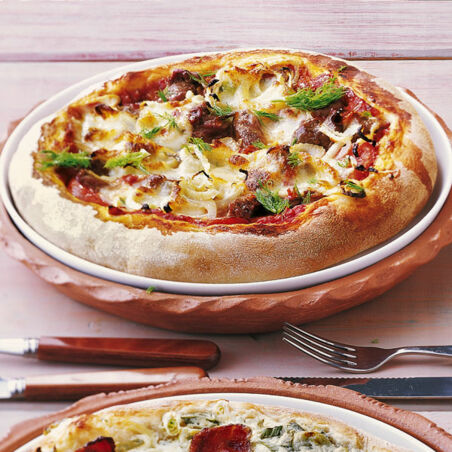 Scharfe Pizza mit marinierten Lammstreifen Scharfe Pizza mit marinierten Lammstreifen