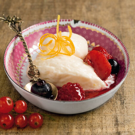 Topfenmousse mit Waldbeerenragout Topfenmousse mit Waldbeerenragout