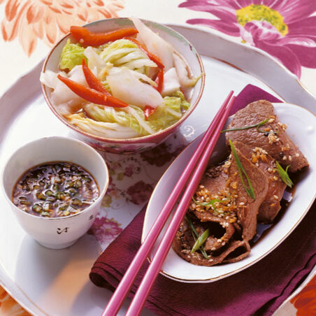 Bulgogi mit Kimchi und Dip Bulgogi mit Kimchi und Dip