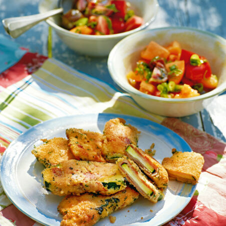 Zucchinischnitzel mit Tomatensalat Zucchinischnitzel mit Tomatensalat