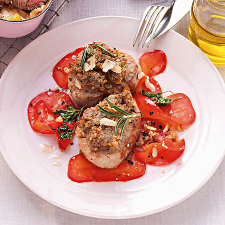 Minutensteaks mit Kräuter-Nuss-Kruste Minutensteaks mit Kräuter-Nuss-Kruste