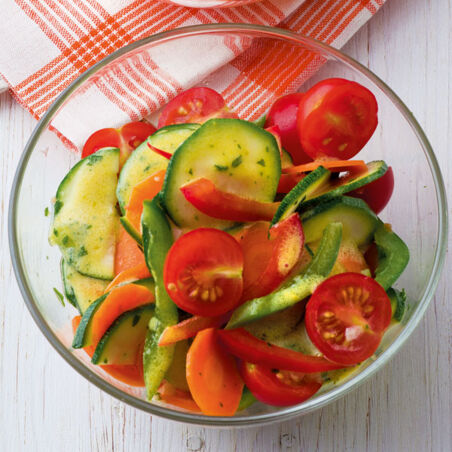 Zucchinisalat mit Möhren und Tomaten Zucchinisalat mit Möhren und Tomaten