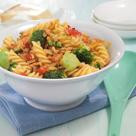 Brokkolinudeln mit Tomaten-Chili-Zwiebeln Brokkolinudeln mit Tomaten-Chili-Zwiebeln