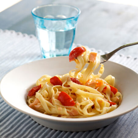 Pasta mit Lachs-Tomaten-Sahne Pasta mit Lachs-Tomaten-Sahne