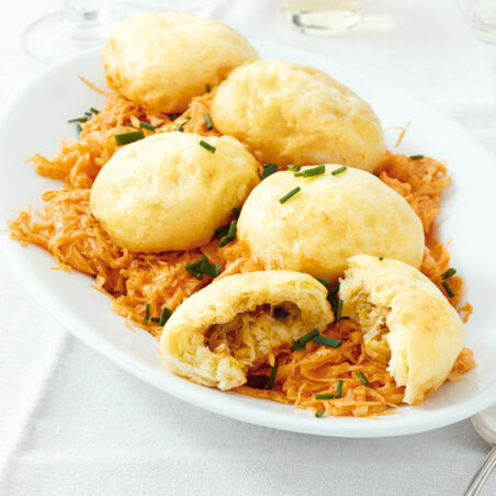 Paprika-Sauerkraut mit gefüllten Hefeklößen Paprika-Sauerkraut mit gefüllten Hefeklößen