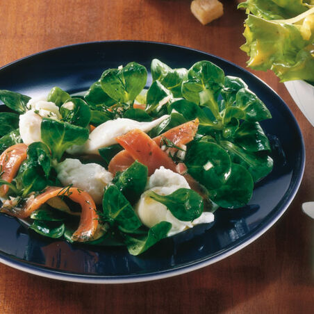 Pochierte Eier im Feldsalatnest Pochierte Eier im Feldsalatnest