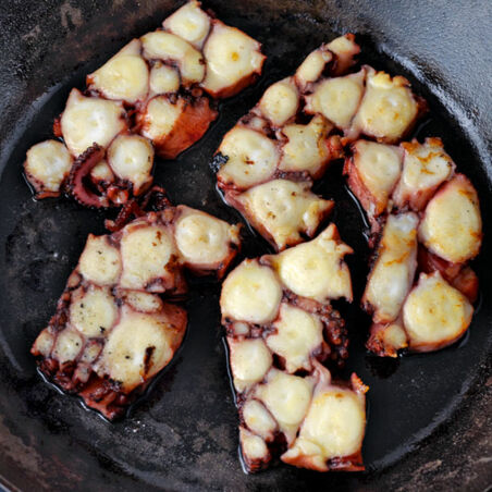 Gebratener Oktopus mit Sommerkartoffelsalat Gebratener Oktopus mit Sommerkartoffelsalat