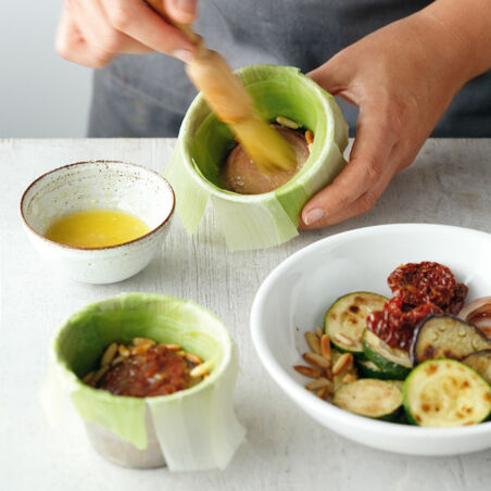 Mediterrane Gemüsetimbale mit Basilikumöl Mediterrane Gemüsetimbale mit Basilikumöl