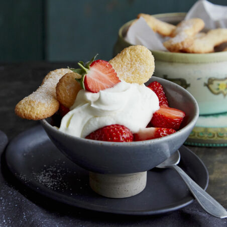 Löffelbiskuits mit Erdbeeren Löffelbiskuits mit Erdbeeren