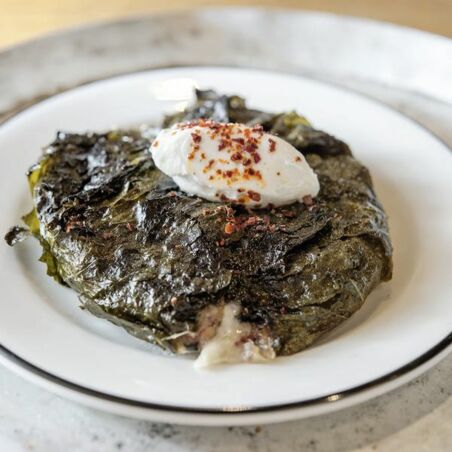 KÄSE UND PASTIRMA IN WEINBLÄTTERN KÄSE UND PASTIRMA IN WEINBLÄTTERN