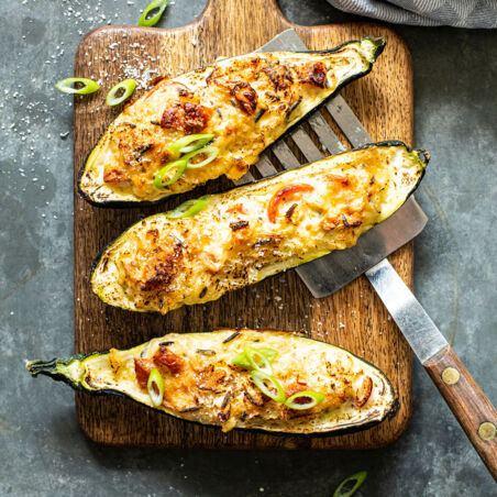 Vegetarisch gefüllte Zucchini aus dem Ofen Vegetarisch gefüllte Zucchini aus dem Ofen