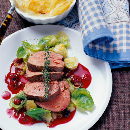 Rehnüsschen mit Selleriegratin und Preiselbeeren Rehnüsschen mit Selleriegratin und Preiselbeeren