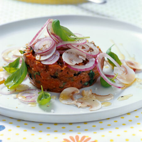 Steak »Tatar« mit Kapern, Oliven und roten Zwiebeln Steak »Tatar« mit Kapern, Oliven und roten Zwiebeln