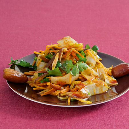 Chicoréesalat mit Möhren und Datteln Chicoréesalat mit Möhren und Datteln