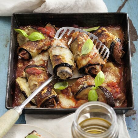 Gratinierte Auberginenröllchen in Tomatensauce Gratinierte Auberginenröllchen in Tomatensauce