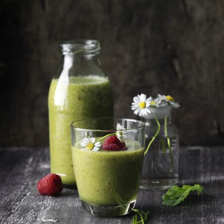 Wellness-Smoothie mit Blättern und Gänseblümchen Wellness-Smoothie mit Blättern und Gänseblümchen