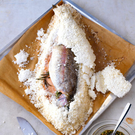 Lachsforelle im Salzmantel mit Petersilienpesto Lachsforelle im Salzmantel mit Petersilienpesto