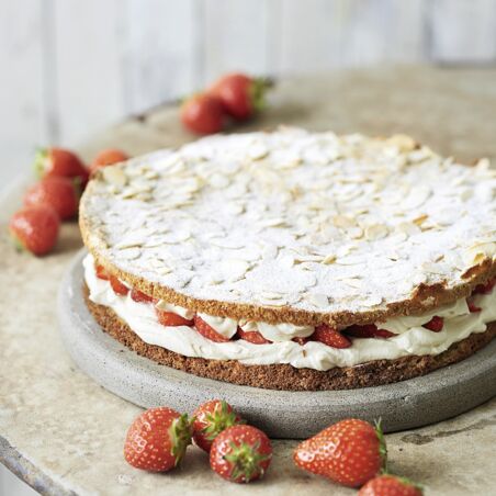 Erdbeer-Mandel-Torte mit feiner Sahne-Füllung Erdbeer-Mandel-Torte mit feiner Sahne-Füllung