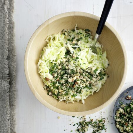Spitzkohl-Nuss-Salat Spitzkohl-Nuss-Salat