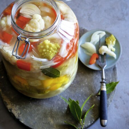 Blumenkohl und Romanesco mit buntem Gemüse Blumenkohl und Romanesco mit buntem Gemüse