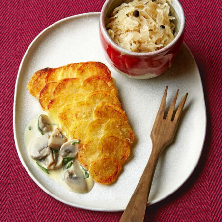 Zander mit Kartoffelschuppen auf Riesling-Sauerkraut Zander mit Kartoffelschuppen auf Riesling-Sauerkraut