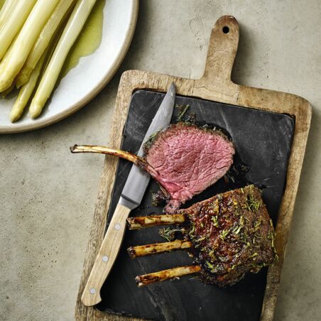 Damwild-Karree mit Ingwer-Kräuter-Kruste und Spargel Damwild-Karree mit Ingwer-Kräuter-Kruste und Spargel