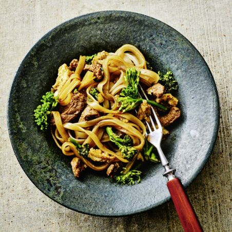 Gebratene Reisbandnudeln mit Rindersteak Gebratene Reisbandnudeln mit Rindersteak