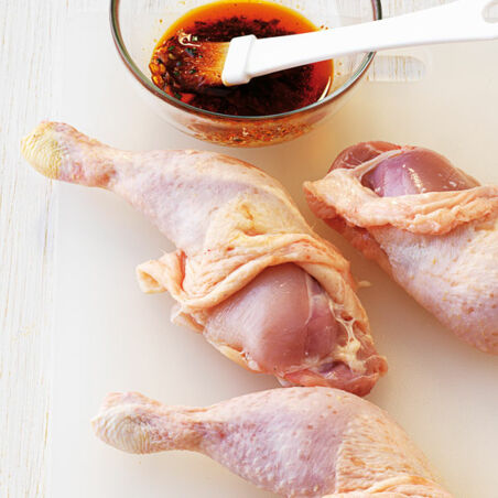 Hähnchenkeulen auf Paprikagemüse Hähnchenkeulen auf Paprikagemüse