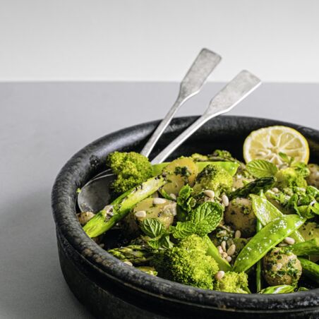 Lauwarmer Kartoffelsalat mit gruenem Spargel Lauwarmer Kartoffelsalat mit gruenem Spargel