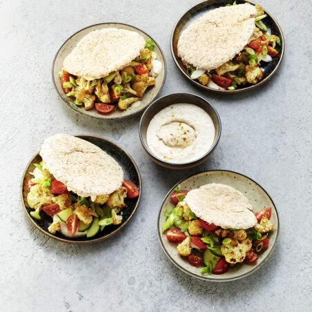 Gerösteter Blumenkohl mit Weiße-Bohnen-Hummus im Pitabrot Gerösteter Blumenkohl mit Weiße-Bohnen-Hummus im Pitabrot