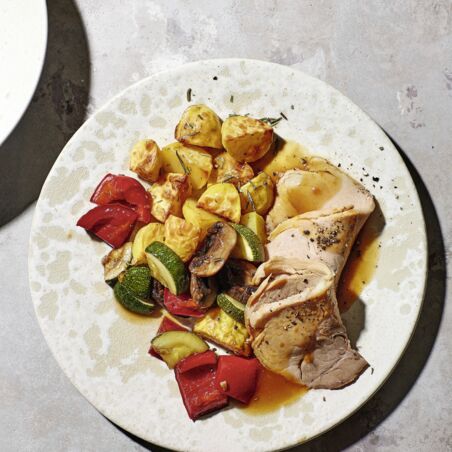 Mediterraner Schweinebraten mit Röstgemüse-Salat Mediterraner Schweinebraten mit Röstgemüse-Salat