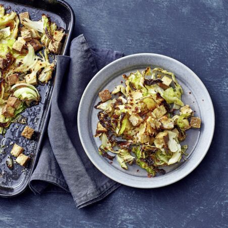 Ofenwirsing mit Sesam-Nuss-Tofu Ofenwirsing mit Sesam-Nuss-Tofu