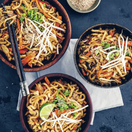 Udon-Nudeln mit Gemüse Udon-Nudeln mit Gemüse