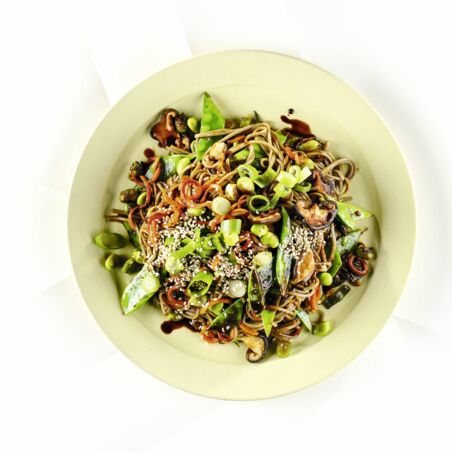 Sesam-Soba-Nudeln
mit buntem Wokgemüse Sesam-Soba-Nudeln
mit buntem Wokgemüse