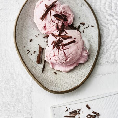 Joghurt-Kirsch-Eis mit Schokosplittern Joghurt-Kirsch-Eis mit Schokosplittern