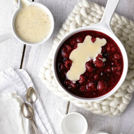Rote Grütze mit
Cashew-Vanille-Sauce Rote Grütze mit
Cashew-Vanille-Sauce