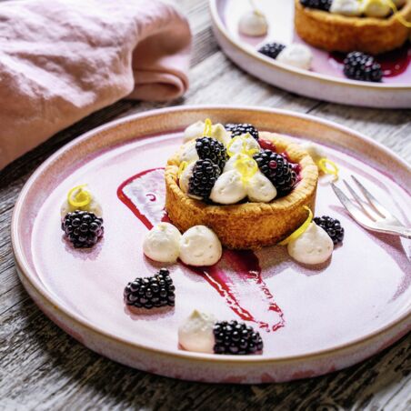 Brombeer-Tartelettes mit Tonka-Mousse und zitroniger Beeren-Wein-Reduktion Brombeer-Tartelettes mit Tonka-Mousse und zitroniger Beeren-Wein-Reduktion