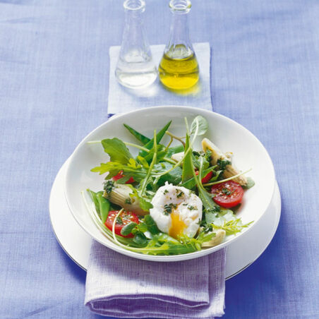 Frühlingssalat mit pochierten Eiern Frühlingssalat mit pochierten Eiern