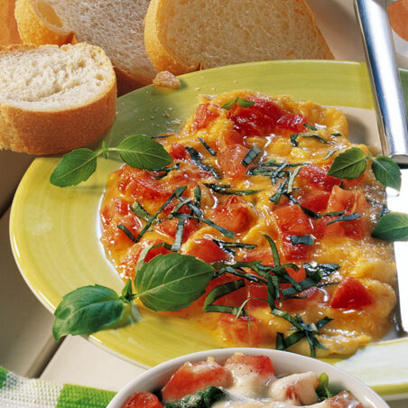 Tomaten-Rührei mit Basilikum Tomaten-Rührei mit Basilikum