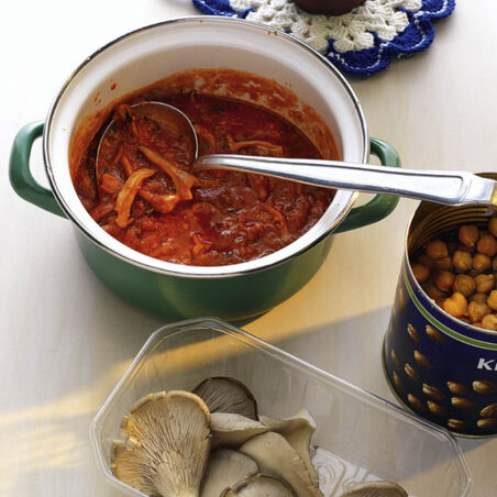 Tomatensauce mit Kichererbsen und Pilzen Tomatensauce mit Kichererbsen und Pilzen