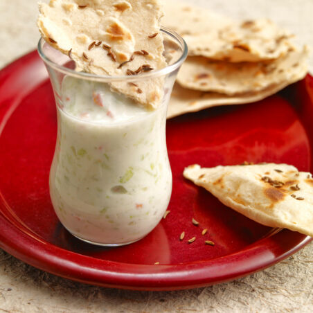 Gurkenraita mit geröstetem Fladenbrot Gurkenraita mit geröstetem Fladenbrot