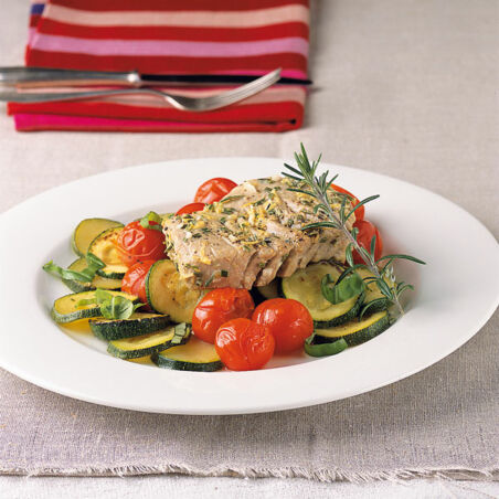 Thunfisch auf Tomaten-Zucchini-Gemüse Thunfisch auf Tomaten-Zucchini-Gemüse