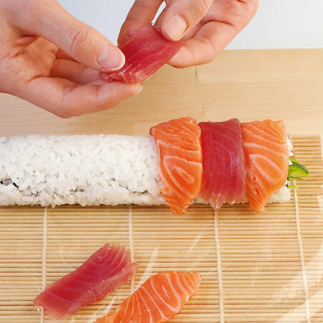 Regenbogen-Sushi mit Lachs und Thunfisch Regenbogen-Sushi mit Lachs und Thunfisch