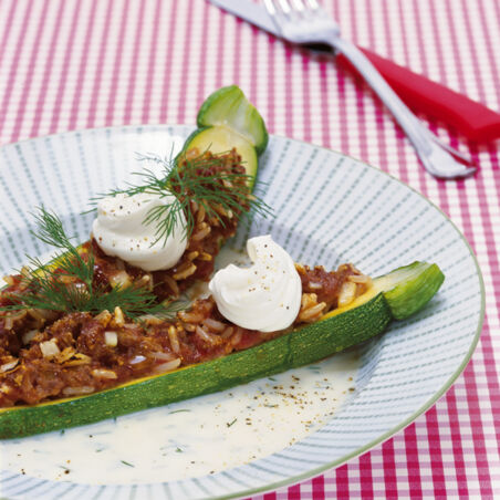 Gefüllte Zucchini in Dillsauce Gefüllte Zucchini in Dillsauce