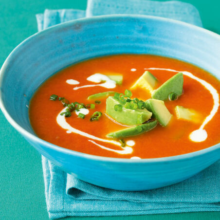 Tomaten-Chili-Suppe mit Avocado Tomaten-Chili-Suppe mit Avocado