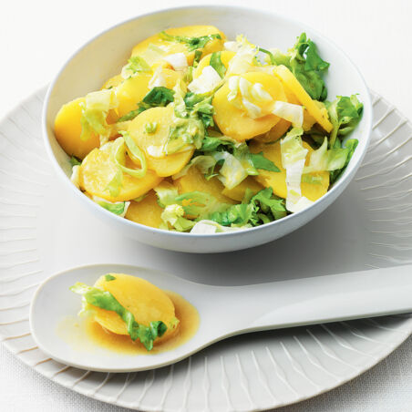 Kartoffelsalat mit Endiviensalatstreifen Kartoffelsalat mit Endiviensalatstreifen