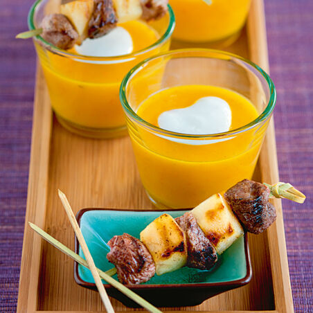 Kürbiscremesuppe mit Entenspießchen Kürbiscremesuppe mit Entenspießchen