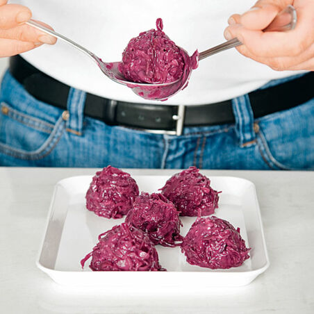 Rotkohlknödel mit Enten-Pilz-Geschnetzeltem Rotkohlknödel mit Enten-Pilz-Geschnetzeltem