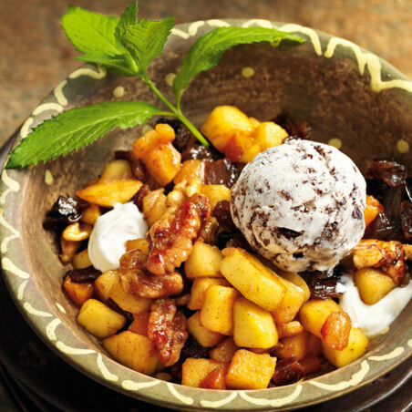 Karamellisiertes Apfelragout mit saurer Sahne Karamellisiertes Apfelragout mit saurer Sahne