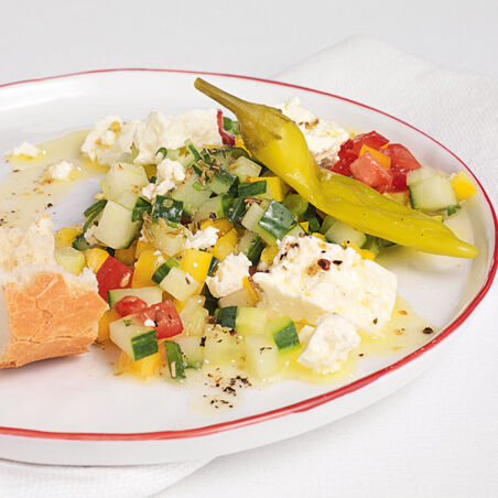 Gemüsesalat mit Schafskäse Gemüsesalat mit Schafskäse